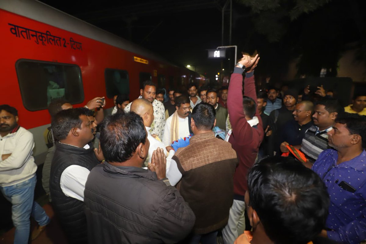 dpradhanbjp's tweet photo. ତାଳଚେର ଷ୍ଟେସନ ଠାରେ କାର୍ଯ୍ୟକର୍ତ୍ତାମାନେ ସ୍ୱାଗତ ଜଣାଇଥିବାରୁ ଧନ୍ୟବାଦ । https://t.co/7hbozQ2DIz
