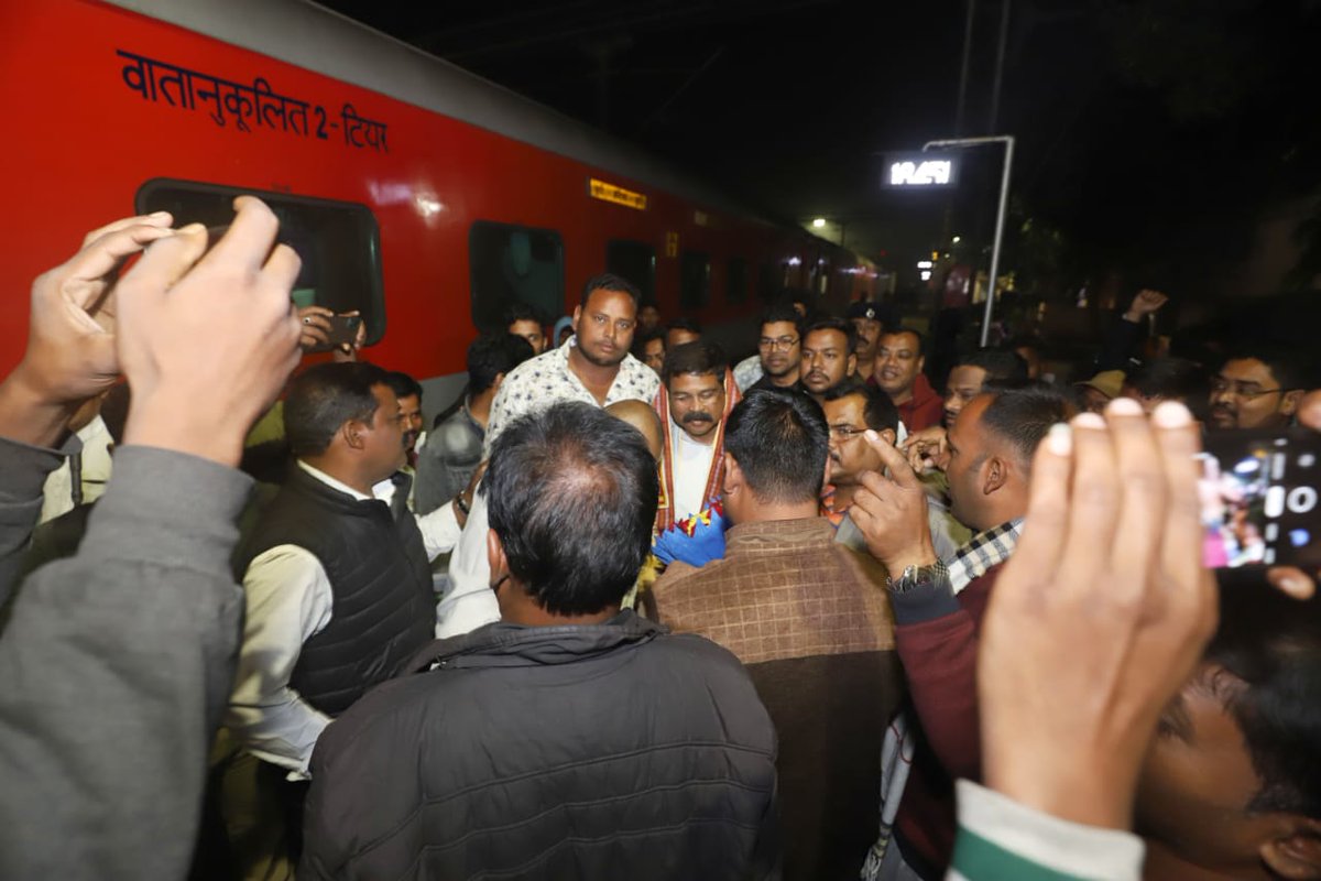 dpradhanbjp's tweet photo. ତାଳଚେର ଷ୍ଟେସନ ଠାରେ କାର୍ଯ୍ୟକର୍ତ୍ତାମାନେ ସ୍ୱାଗତ ଜଣାଇଥିବାରୁ ଧନ୍ୟବାଦ । https://t.co/7hbozQ2DIz