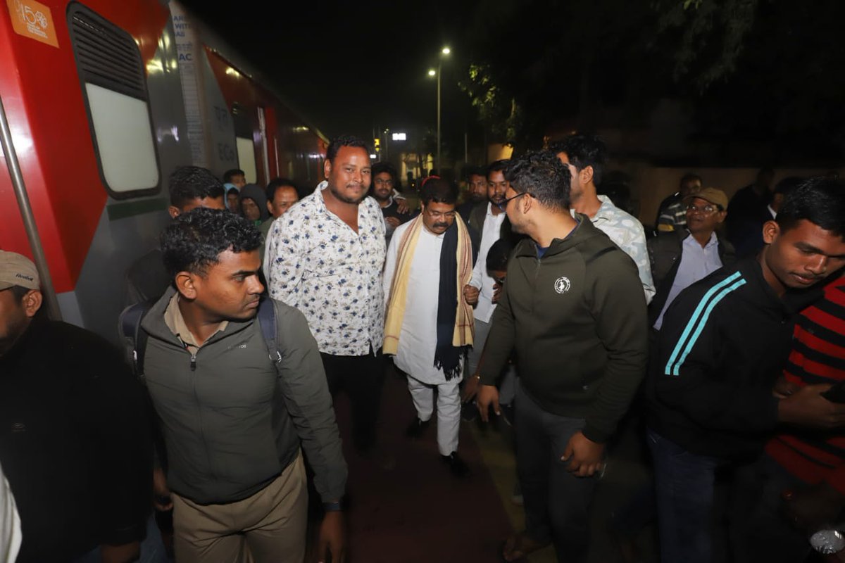 dpradhanbjp's tweet photo. ତାଳଚେର ଷ୍ଟେସନ ଠାରେ କାର୍ଯ୍ୟକର୍ତ୍ତାମାନେ ସ୍ୱାଗତ ଜଣାଇଥିବାରୁ ଧନ୍ୟବାଦ । https://t.co/7hbozQ2DIz