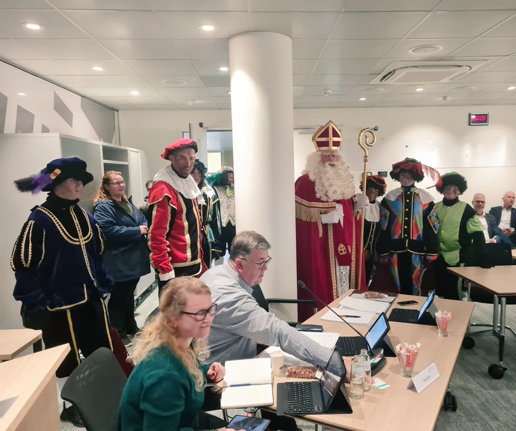 StephanVink's tweet photo. Hoor wie klopt daar op de deur van de vergaderzaal?! Sinterklaas en zijn Pieten kwamen tussen twee parallesessies door de raadsleden &amp; fractieassistenten van @gem_gorinchem verrassen met een flitsbezoekje! #Sinterklaas #gemeenteraad #Gorinchem https://t.co/ODz6wcfD2Y