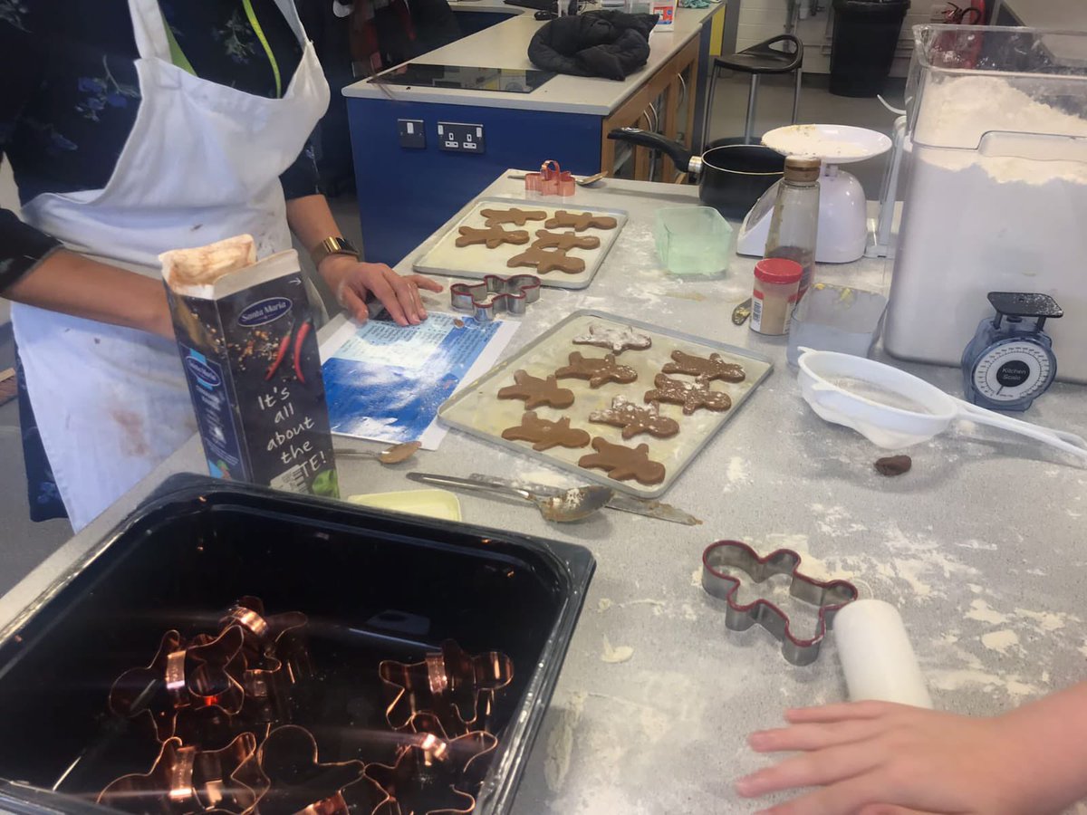 CFeirste's tweet photo. Bhain na daltaí ón Nead sult as bacáil inniu agus an rud is fearr ná roinnt lenár gcairde ❤️#AnNollaig #Cineáltas #AnNead Pupils from the Nead got into the festive spirit with some baking today and the best bit was sharing with our friends ❤️ #Christmas #Kindness #AnNead https://t.co/MDkY7bB0nF