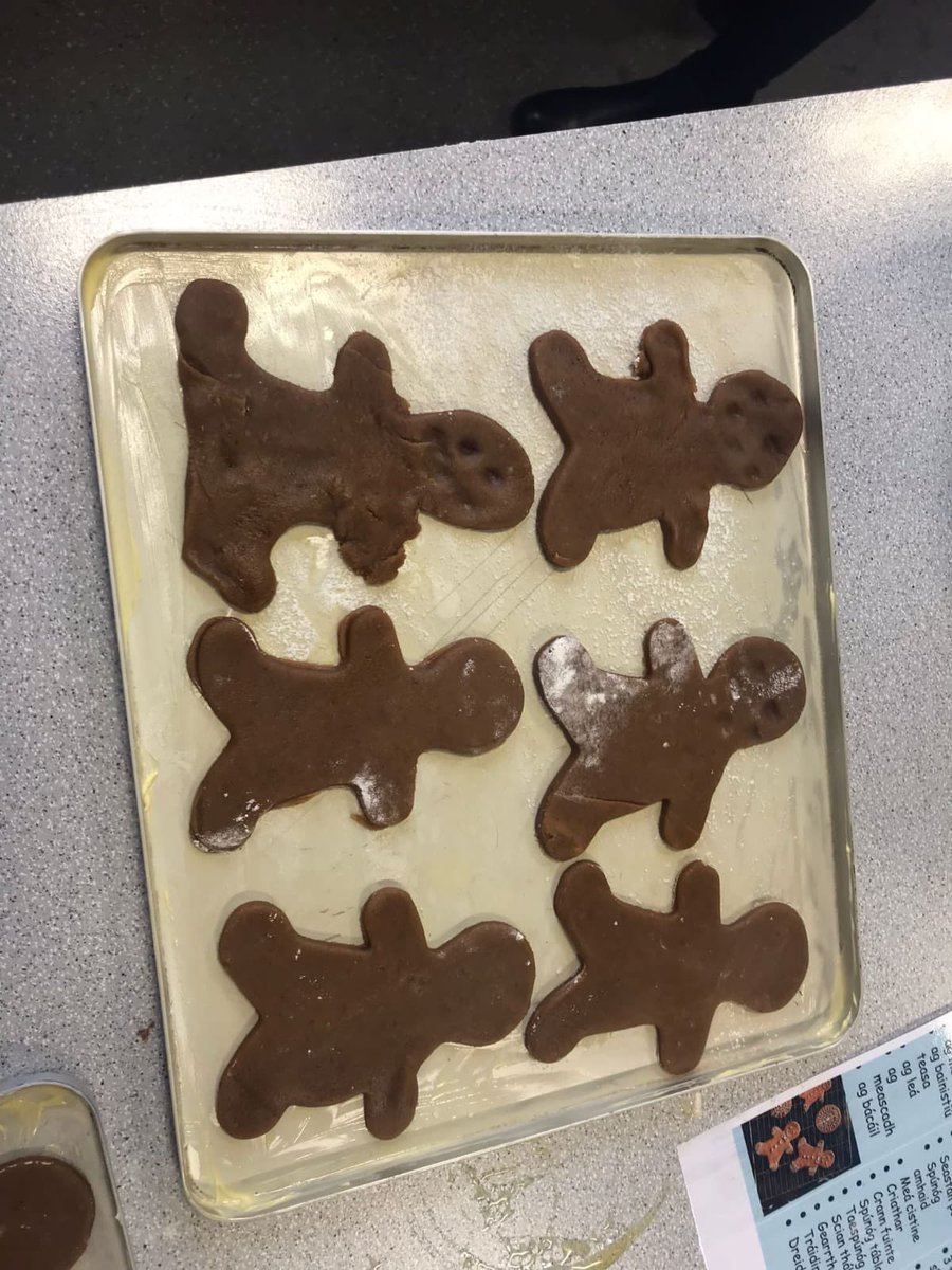 CFeirste's tweet photo. Bhain na daltaí ón Nead sult as bacáil inniu agus an rud is fearr ná roinnt lenár gcairde ❤️#AnNollaig #Cineáltas #AnNead Pupils from the Nead got into the festive spirit with some baking today and the best bit was sharing with our friends ❤️ #Christmas #Kindness #AnNead https://t.co/MDkY7bB0nF