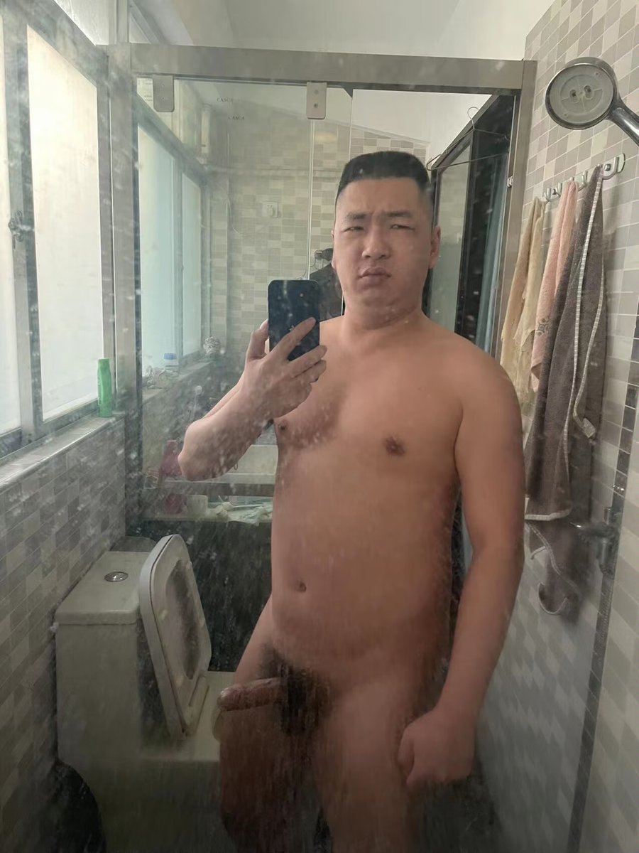 luwens4's tweet photo. 帅不帅 没睡醒的样子 还 挺大的 https://t.co/gM1FI3pYaQ