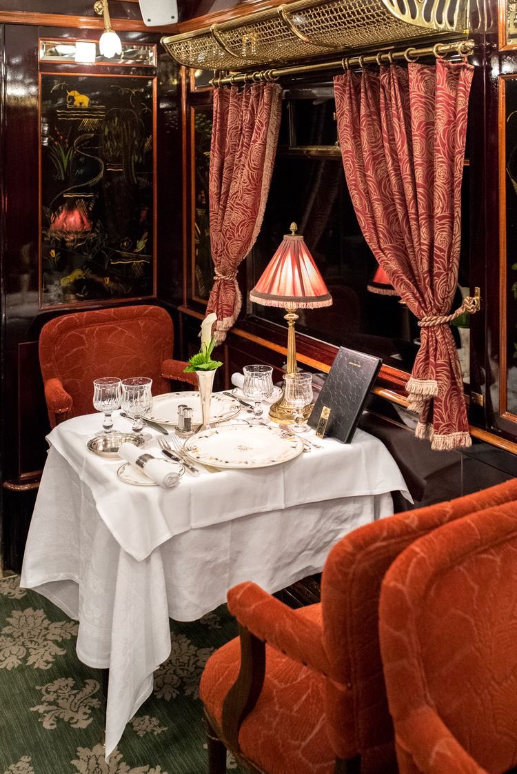 Ame_designer's tweet photo. هذا القطار اسمه "orient express" يقدم رحله فاخره عبر اوروبا، وكأنكم دخلتوا كبسوله كلاسيكيه عبر الزمن🤍 
تحمست له مره وجيت احجز الاسبوع الجاي لقيت اقرب رحله متوفره عليه بعد ٦ شهور! https://t.co/Wle7xP2sVE