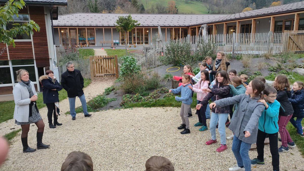 FredericBablon's tweet photo. Heureux d'avoir visité l'école de Dingy Saint Clair qui pratique quotidiennement les 30 minutes d'APQ  par jour (ici danse) dans une école exemplaire dans le domaine du développement durable. Une équipe dynamique et positive. Bougeons ensemble ! Merci pour votre enthousiasme ! https://t.co/gLFfm5t7aa