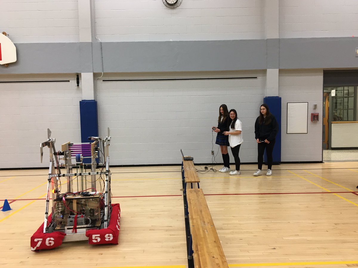 MsPrillo's tweet photo. STEAM night @HNMCS @DrKozmaHNMCS @ https://t.co/2klvka1tSw