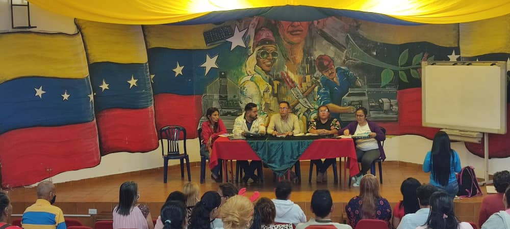 BermudezJoseA's tweet photo. #01Dic Junto al Jefe de los Clap @carlosperez_ch, la Monitora Eddy Gomez, la Concejal @mviviana_212 y la Jefa de Sala Situacional Jessica Becerra, nos reunimos con los Jefes de Comunidad de la Pquia. La Concordia, para avanzar en la actualización de los censos y procesos https://t.co/6rmAVflNvi
