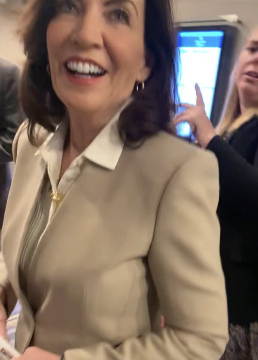 housingworks's tweet image. NEW: Today on #WorldAIDSDay, activists confronted @GovKathyHochul  over her Medicaid carveout plan that will DEVASTATE providers of HIV &amp;amp; LGBT/GNC healthcare. 

She still couldn’t offer any alternative to mass program closures, job losses, &amp;amp; preventable deaths. #saveoursafetynet