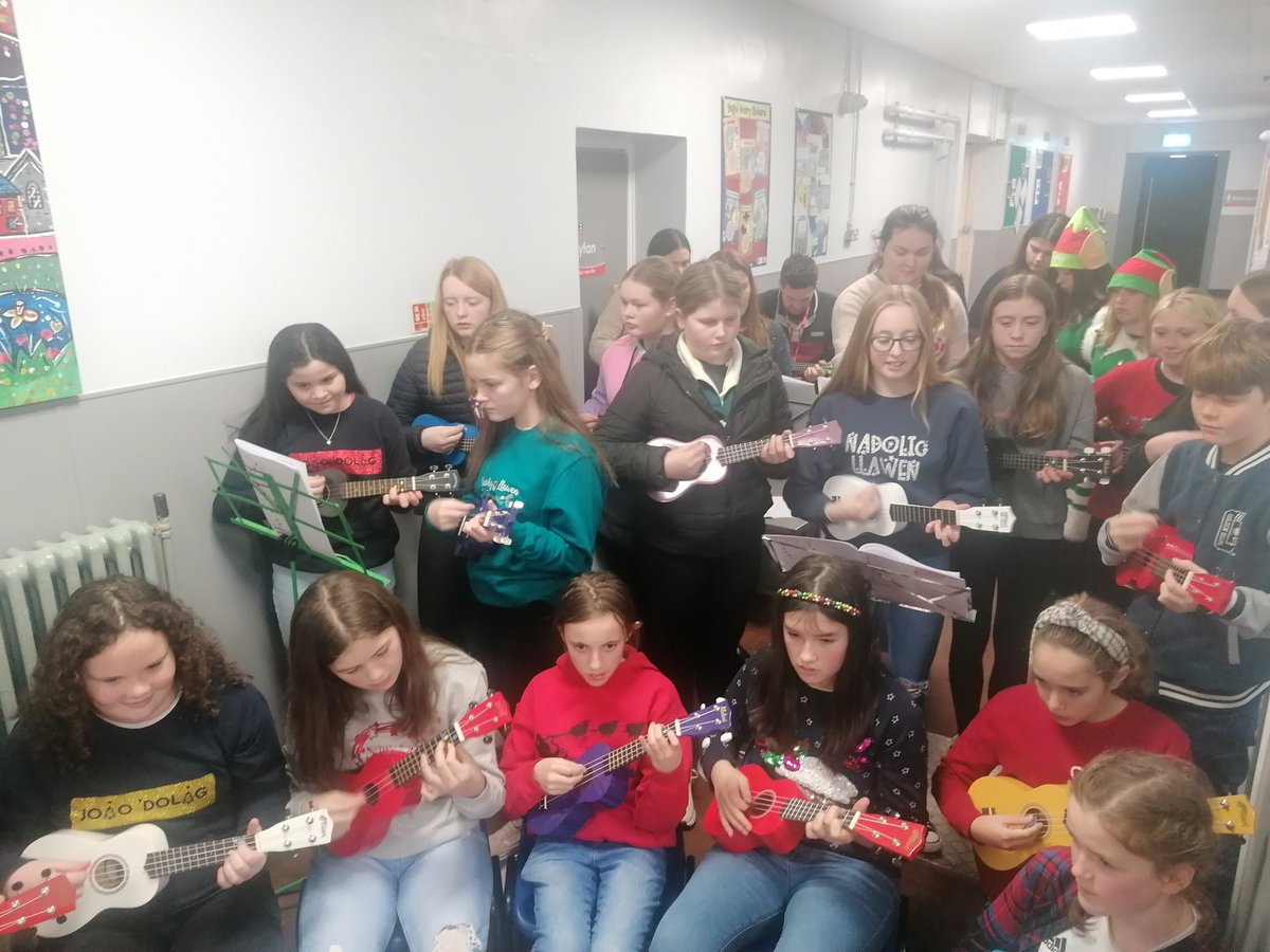 Ffair Nadolig arbennig heno yn <a href="/YsgolHR/">宁宁</a>. Diolch Santa am alw heibio, i'r Pwyllgor Cymreictod am eu gwaith yn trefnu'r stondin ac i'r Pic-Tôns am ddiddanu! Mae'r hanes i gyd ar y blog byw ar <a href="/caron_360/">Caron360</a> <a href="/SionCorn1/">Sion Corn</a> <a href="/Bro__360/">Ymbweru Bro</a>  #Nadolig