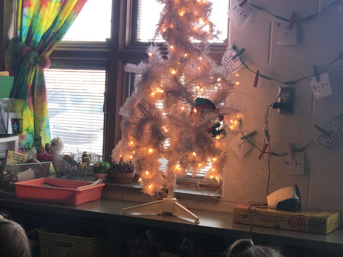 Mrs. Erwins class has a “Kindness Elf” hiding in their Christmas tree; can you spot him? When he sees an act of kindness the class gets to add an ornament❤️ <a href="/DianeMankins/">Diane Allen</a> <a href="/MarysvilleEVSD/">Marysville Schools</a> #navinrocks