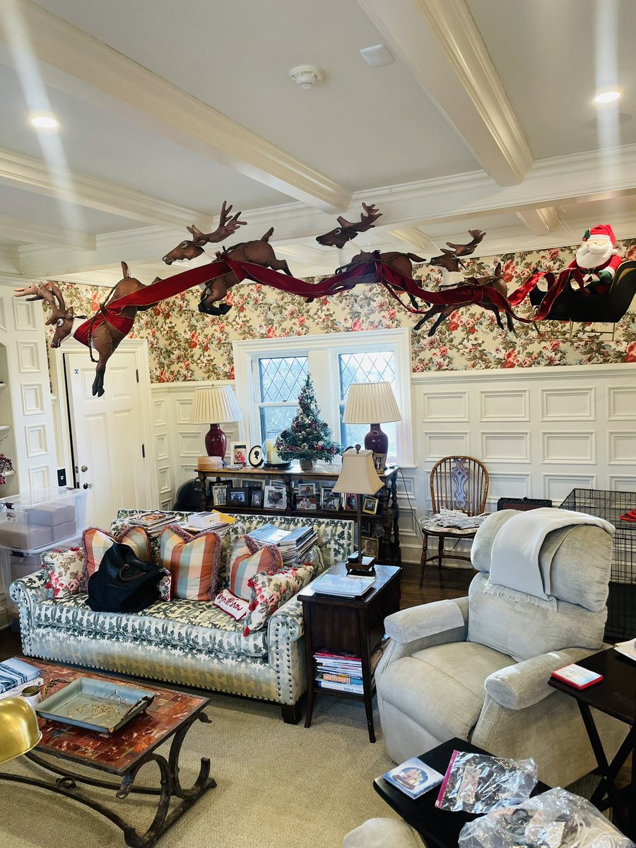 WatsUpSwagg's tweet photo. & more chune for your headtop, so watch how you speak on my name, you know ? 😬
#christmasdecor #ALovingTouch #TheTreeGoat https://t.co/G0iOskc4gm