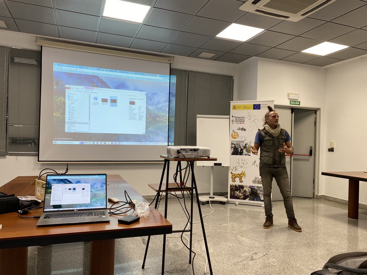 Hoy nos visitó kike ⁦<a href="/fotoconciencia/">kike</a>⁩ 📷🎥🦩🪶🔬para mostrarnos los #audiovisuales que ha hecho para nuestro grupo, gracias por ese magnífico trabajo!! 😍👏🏼👏🏼 ⁦<a href="/ebdonana/">Estación Biológica de Doñana - CSIC</a>⁩ #plásticos #guanoplastic #aves #artemia #odiel