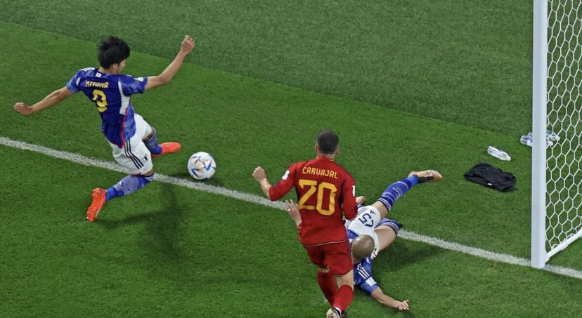 AlexiusP's tweet image. Bildbetrug bei BILD online. Das linke Bild vom 2:1 Japans habe ich um 23:20 gespeichert, das rechte, selbe Aufmacherbild 20 Minuten später - der Ball ist hier deutlicher im Aus #FIFAWorldCup2022 #Qatar2022 #deutschland #DFBTeam #Japan