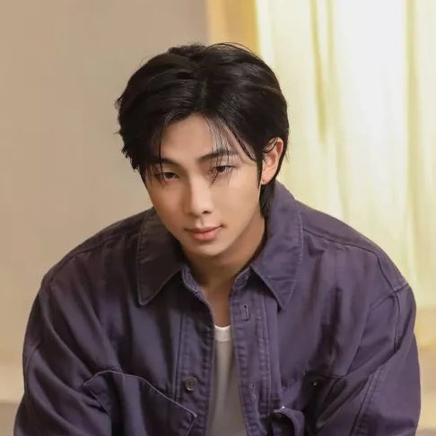vminiecats's tweet photo. — Agenda promocional del primer álbum en solitario de #RM: #Indigo.
 
• Lanzamiento de su álbum. 
• INDIGO LIVE en Weverse. 
• Concierto de #RM en Tiny Desk.
• Entrevista con Zang Sang. 

Si se anunciarán nuevas actividades se agregarán en este hilo. 

Horarios &amp; links ↓ https://t.co/hTqdO6nHZe
