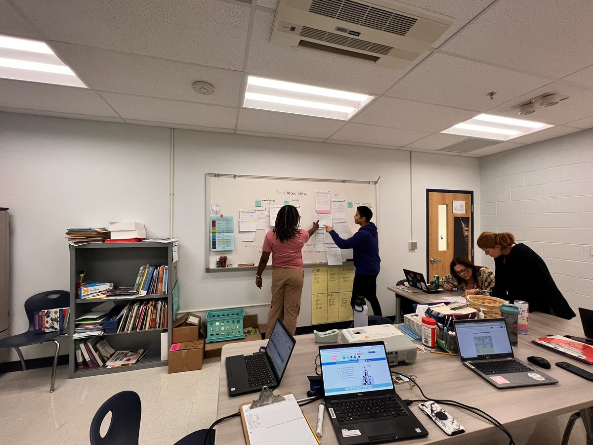 Strategy ladder nonfiction analysis in 2nd grade CLT today! <a href="/fcpsTitleILit/">FCPS Title I Literacy</a> <a href="/BucknellElem/">Bucknell Elementary</a> @MissFavors17 <a href="/ac_demers/">Abby Demers (She/Her/Hers)</a> @learnwithmsL