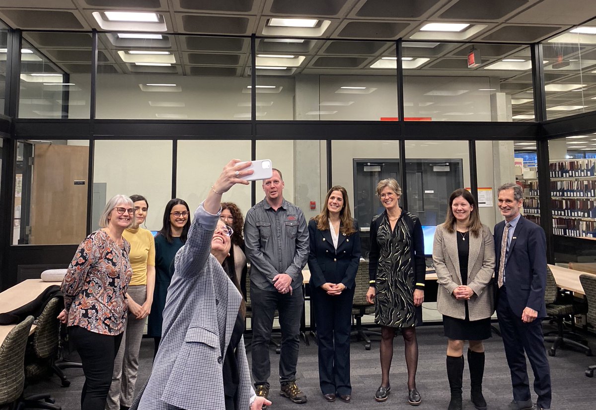 nadianaffi's tweet photo. L'équipe #FormationMeta +ke RAVIE de la visite de @PascaleDery, Sophie D'Amours et Anabelle Viau-Guay avec leurs équipes à notre espace innovateur à la Bibliothèque
@universitelaval pour découvrir notre projet sur le #Metaverse
Un passage pareil exige un selfie en sortant ;-) https://t.co/8ULd3kFXWe