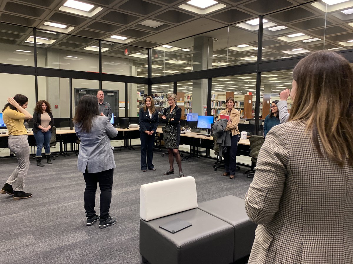 nadianaffi's tweet photo. L'équipe #FormationMeta +ke RAVIE de la visite de @PascaleDery, Sophie D'Amours et Anabelle Viau-Guay avec leurs équipes à notre espace innovateur à la Bibliothèque
@universitelaval pour découvrir notre projet sur le #Metaverse
Un passage pareil exige un selfie en sortant ;-) https://t.co/8ULd3kFXWe