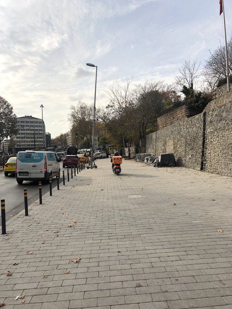 FMufettisi's tweet photo. @Migros_Turkiye @migroshemen 

Bütün kaldırımlar sizin değil mi?

@Kaldurum_hali @trafikihlali @trafikayisi34 @Tamkfed 
@moto_kuryeler @Kuryelernet @imkuder34 @PKuryeler https://t.co/LEtxCHbVbD
