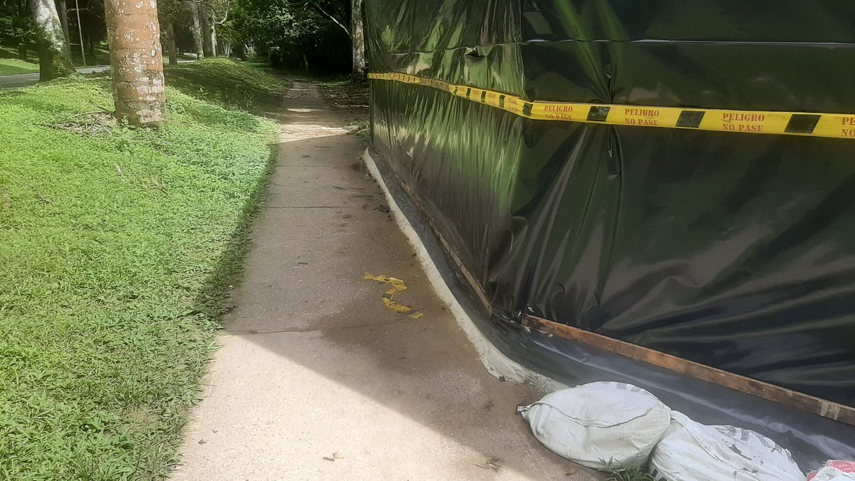 LLsser's tweet photo. @eliasayegh @ElHatillo En la avenida principal de la Lagunita, en la camineria. Esto no lo puede permitir la alcaldia
 Ya ni respetan las caminerias, usuarios, areas verdes o al Municipio.
¿Y usted Alcalde? ¿Lo va a permitir?
Defenderemos este espacio hasta que  nos respeten. https://t.co/zoqyq7NNN7