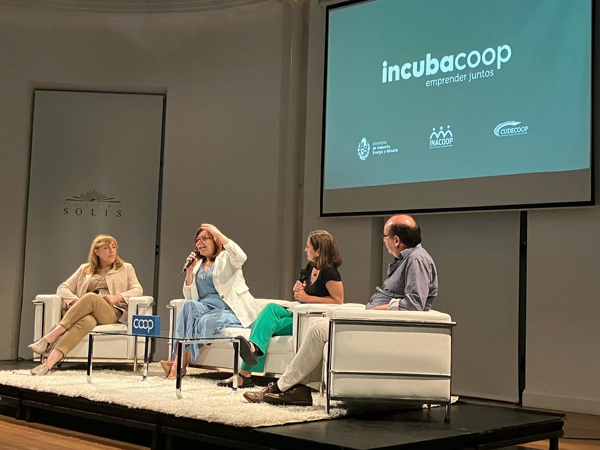 Compartimos unos instantes de la charla sobre innovación a cargo de Ana Montesdeoca del <a href="/cc_elflorencio/">CC Florencio Sánchez</a>, Miguel Sierra de <a href="/INIA_UY/">INIA URUGUAY</a> y Silvia Belvisi dinamizado por <a href="/lpardogys/">Lucía Pardo</a> de la <a href="/ladiaria/">la diaria</a>