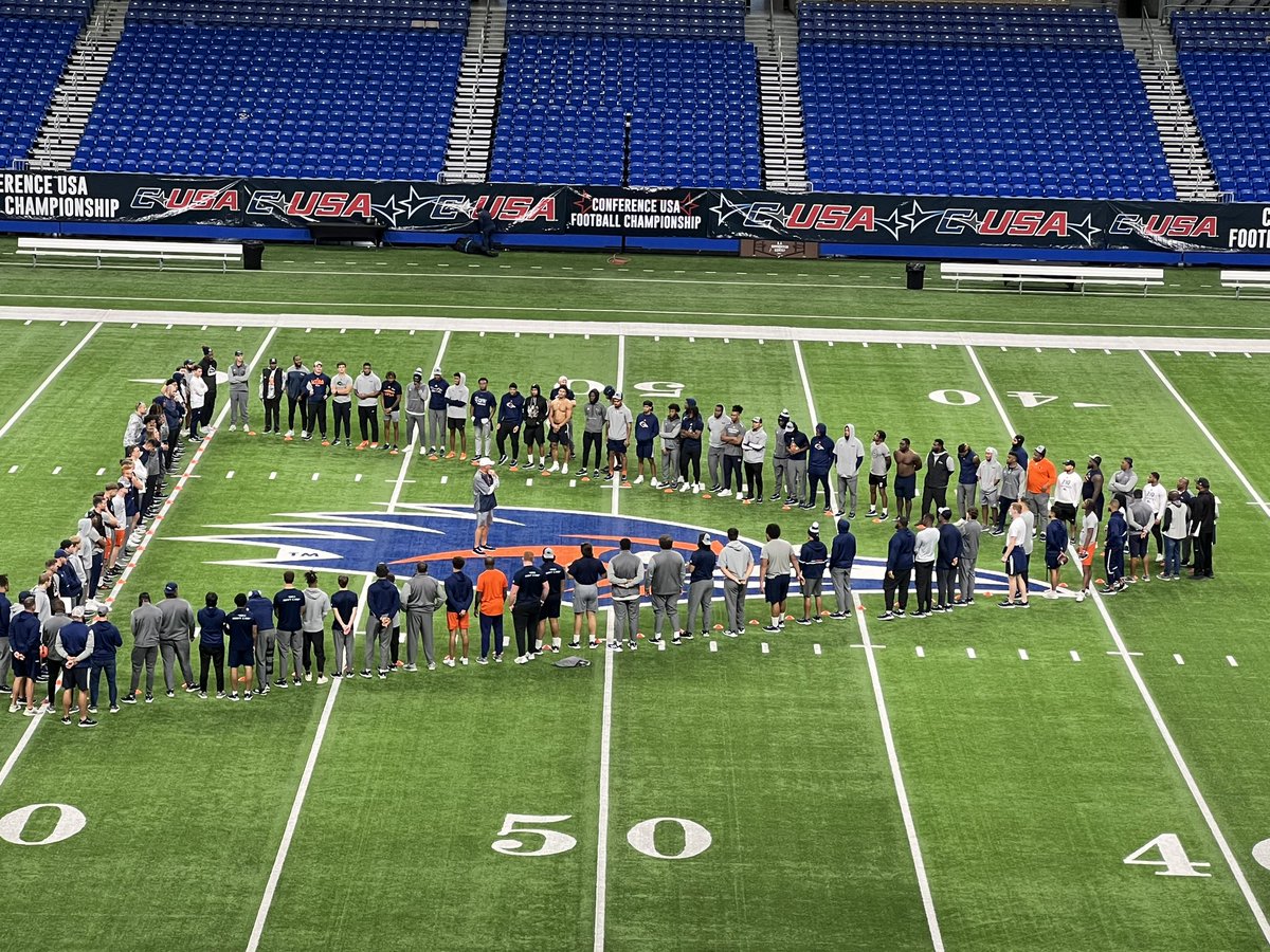 AaronTaylorCFB's tweet photo. @UTSAFTBL getting ready for tomm night’s matchup with @MeanGreenFB. Tune in to @CBSSportsNet at 7:30 PM ET for the @ConferenceUSA Football Championship! 
#TriangleOfToughness
#BirdsUp
#MeanGreen https://t.co/wXvGzMmXrV