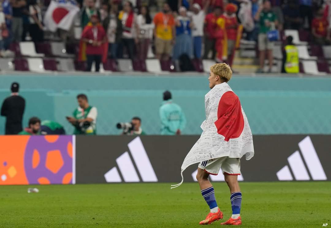 MoralezPh's tweet photo. JAPAN BEAT SPAIN, WIN GROUP E, AND ELIMINATE GERMANY FROM THE WORLD CUP!! 😮 CONGRATS FROM PH 🇵🇭 https://t.co/0GYuG4kBgs