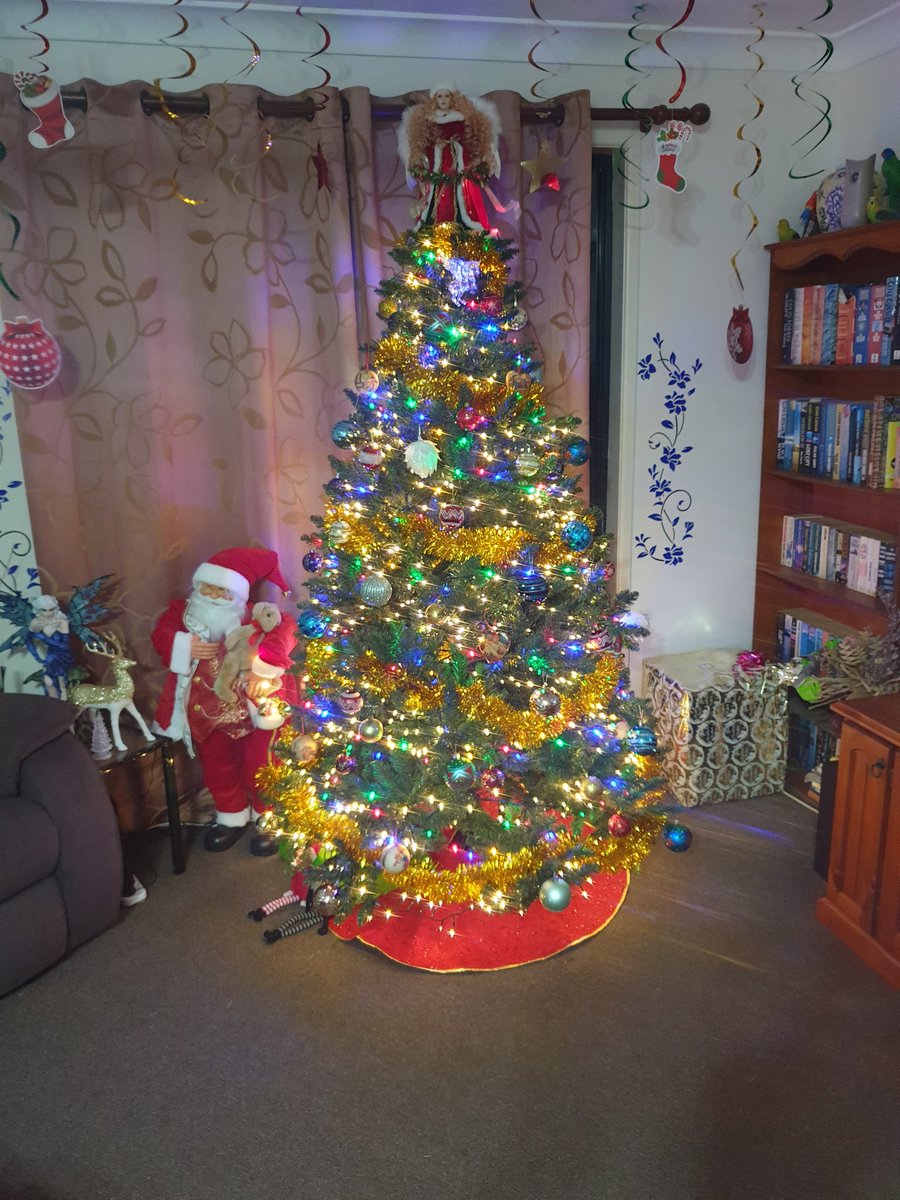 Hypersanity123's tweet photo. Its the most wonderful time of the year to read A Christmas Carol with the family. https://t.co/VnKwzmvRKx