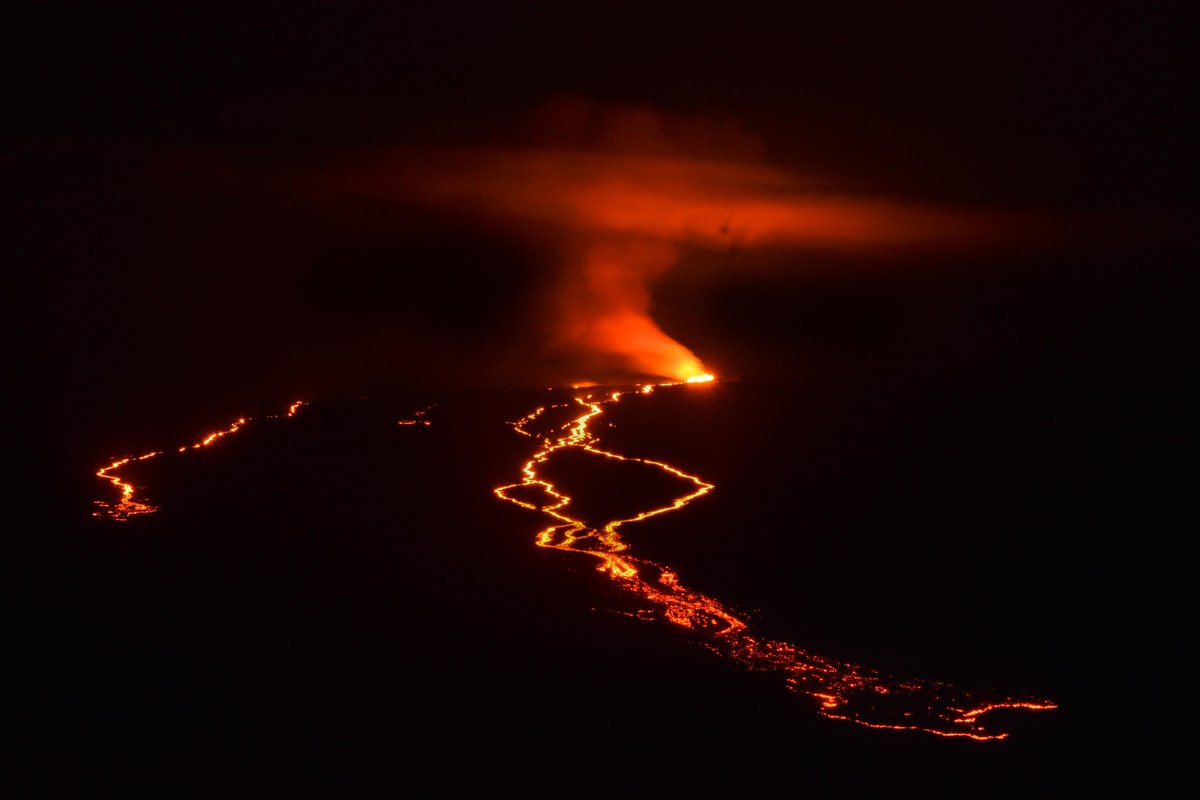 The power of #MaunaLoa is awe-inspiring. Last night I flew home, drove up to Mauna Kea with my mom, and got to experience something straight out of my imagination. I grew up on #Hawaii island and seen lava flow a few times, but this is something else. <a href="/USGSVolcanoes/">USGS Volcanoes🌋</a> <a href="/USGS/">USGS</a>