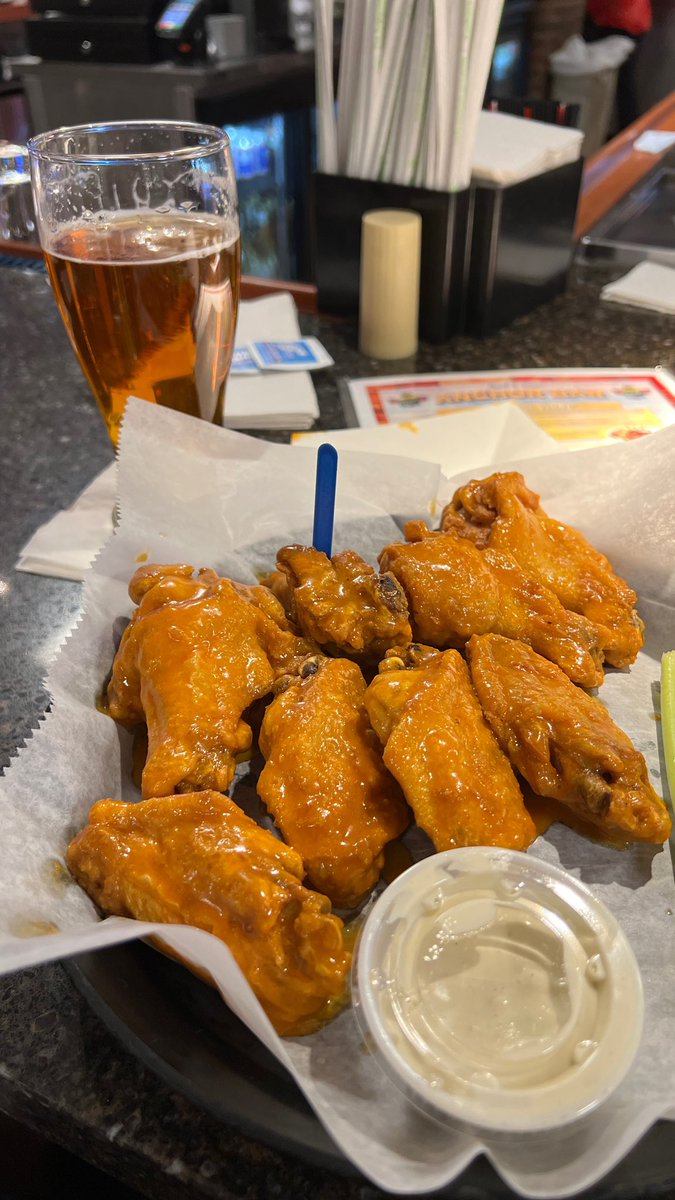 JakobyBriskett's tweet photo. All I’ve eaten today is hot wings. #ketosis #BillsML #DiggsAnytime #MacJonesYardsUnder #SGP https://t.co/zx1WNWzEg8