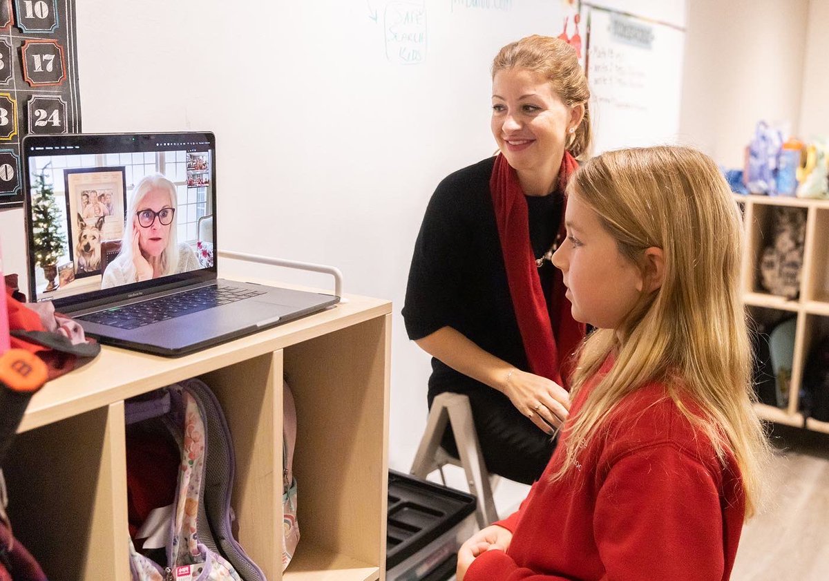 VillageSchool's tweet photo. 3rd grade classes got to zoom in with Joan Singleton, the writer and producer of “Because of Winn Dixie.” Students were curious to understand how a book is adapted to a screenplay. They did a thoughtful Q&amp;A, and were answered by Ms. Singleton herself!
 
#villageschool https://t.co/l1hOIH4c4m