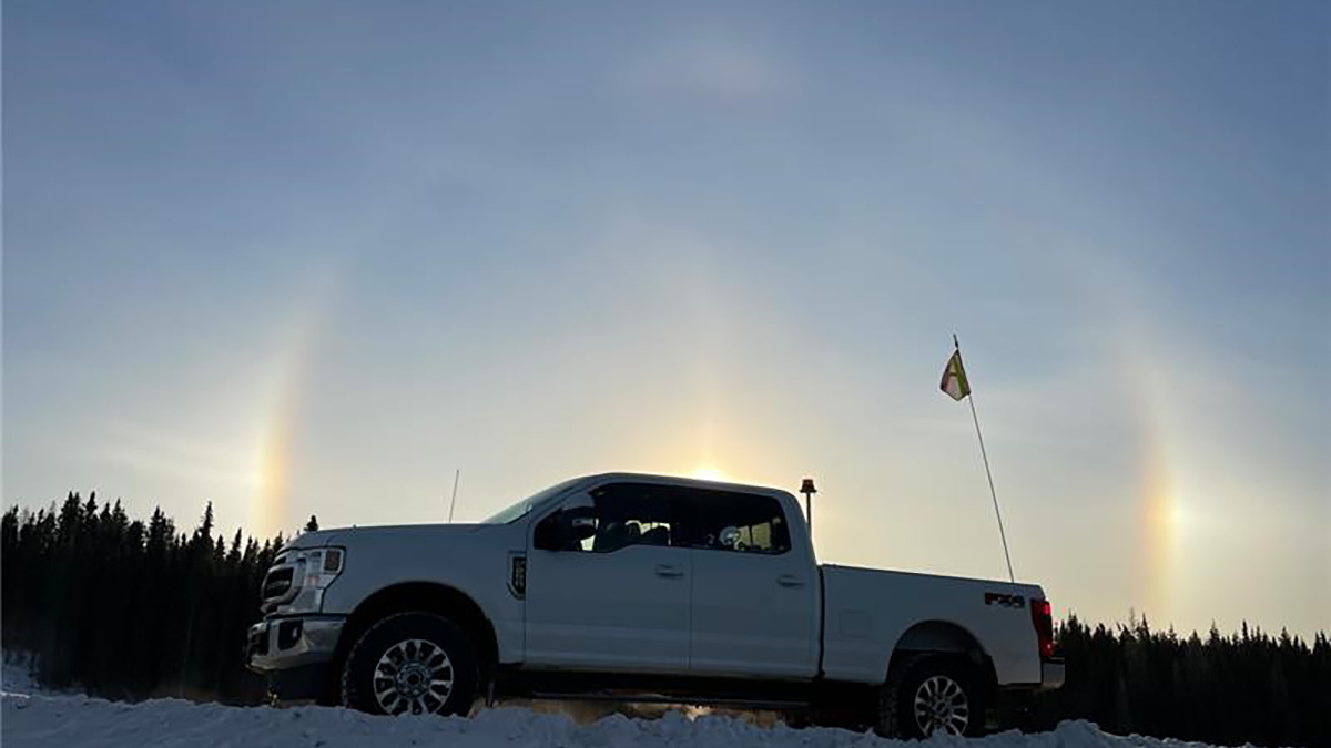 associatedeng's tweet photo. You think it's cold where you are, try -33 degrees Celsius in #FortMackay today. #photofromthefield #sundog https://t.co/hmvOyO1cON