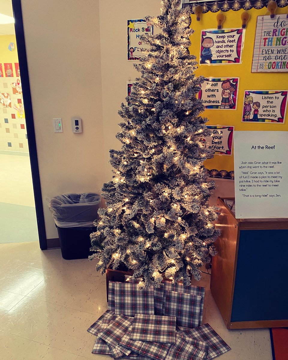 MsHartbauer's tweet photo. Happy December!❄️ I wanted to do something fun and festive in room 120! I wrapped all of my holiday books and will have a student pick one and unwrap it for our read-aloud that day. Day 1 was a hit!🎄☃️ @GillHallElem https://t.co/RjEc9SY0Q8
