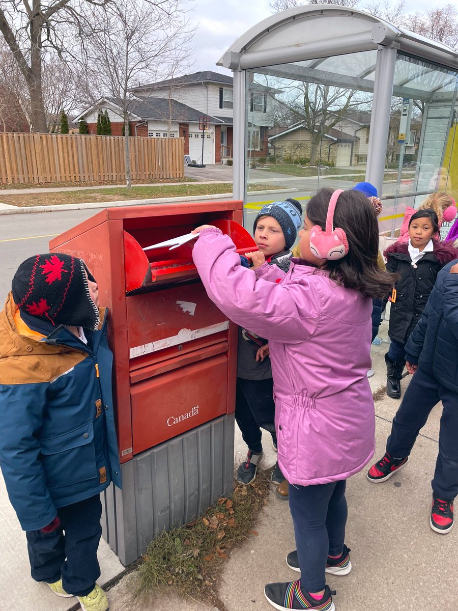 missmorrallees's tweet photo. Mailing our letters to Santa today! 💌 @StPaul_CES https://t.co/SYOikklT6T