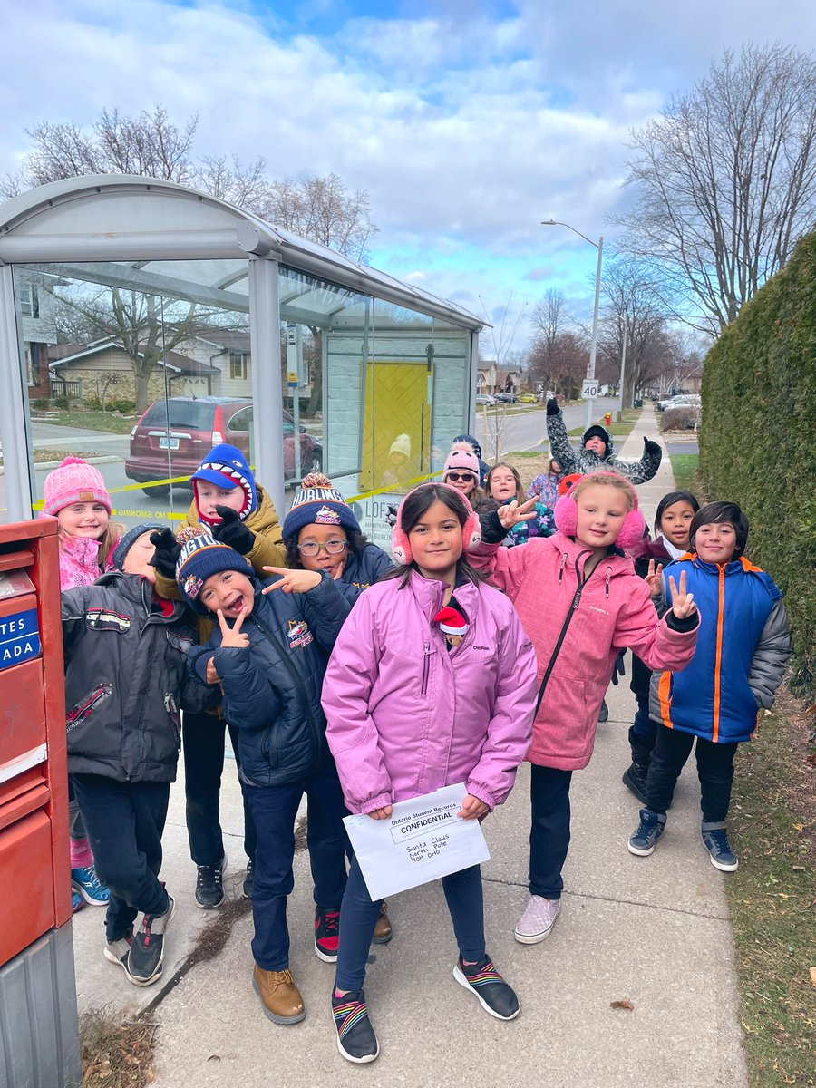 missmorrallees's tweet photo. Mailing our letters to Santa today! 💌 @StPaul_CES https://t.co/SYOikklT6T