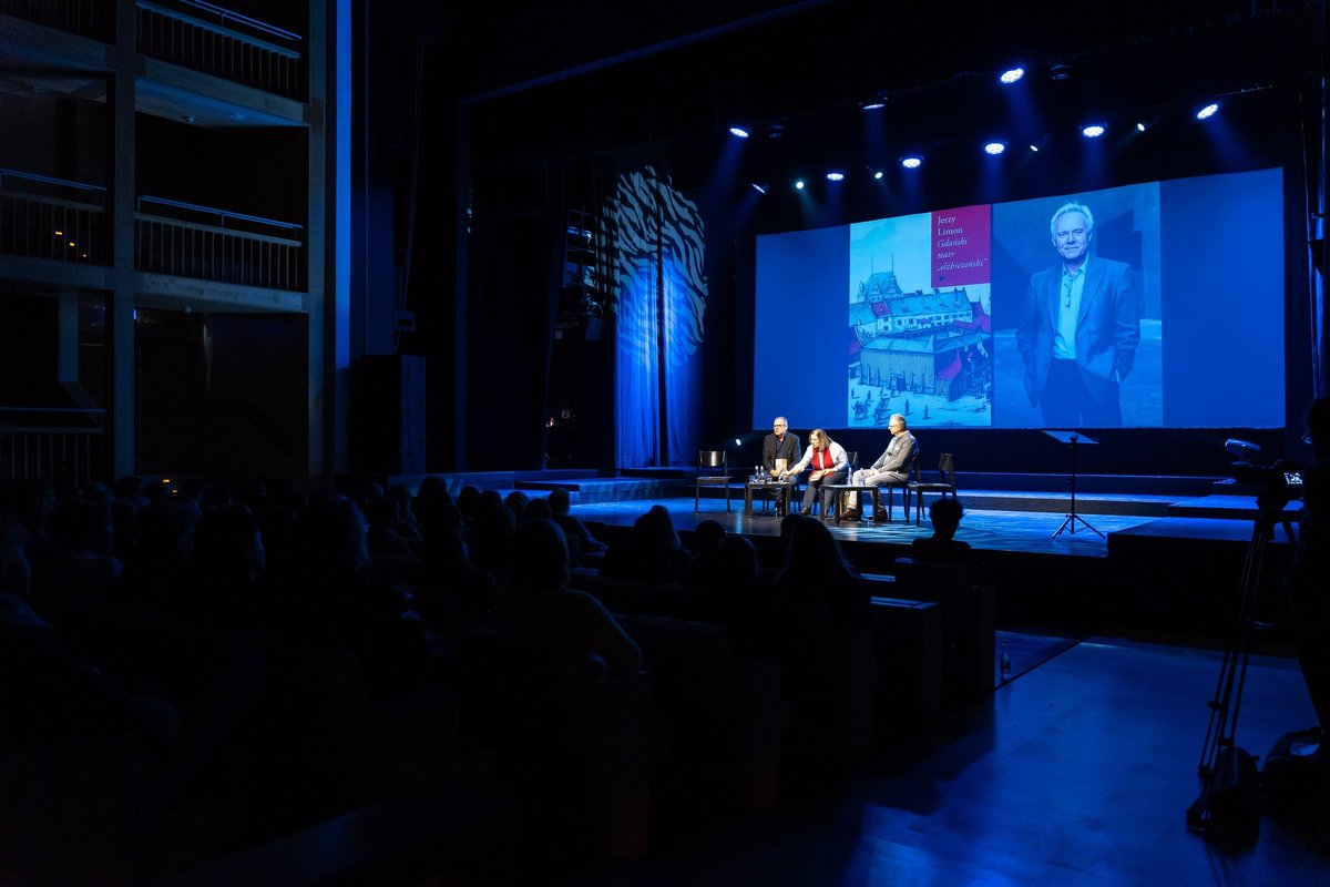 PSAShakespeare's tweet photo. On 30 Nov @TeatrSzekspir held book launch of Jerzy Limon’s '"Elizabethan” Theatre in Gdańsk republished by słowo/obraz/terytoria with discussion by Jacek Kopciński, Olga Kubińska and Jacek Bielak. @PolishShakespeare was represented by @anna_kowalcze and Jan Grzanka #jerzylimon https://t.co/0uaxJSf7P8