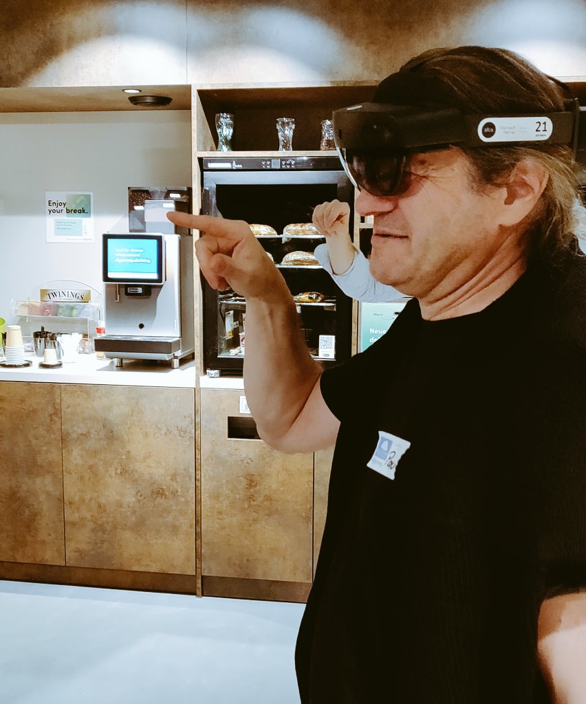 Commander <a href="/paul_affentra/">Paul Affentranger</a> is controlling the #metaverse at the #azurezurich #meetup.