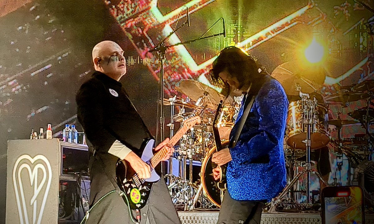 VillareloD's tweet photo. @RoughTrade a) @SmashingPumpkin 
b) Yes
c) No
d) Yes, Welcome to the Rock Show 🦇 https://t.co/mMc3JuQ1Dz