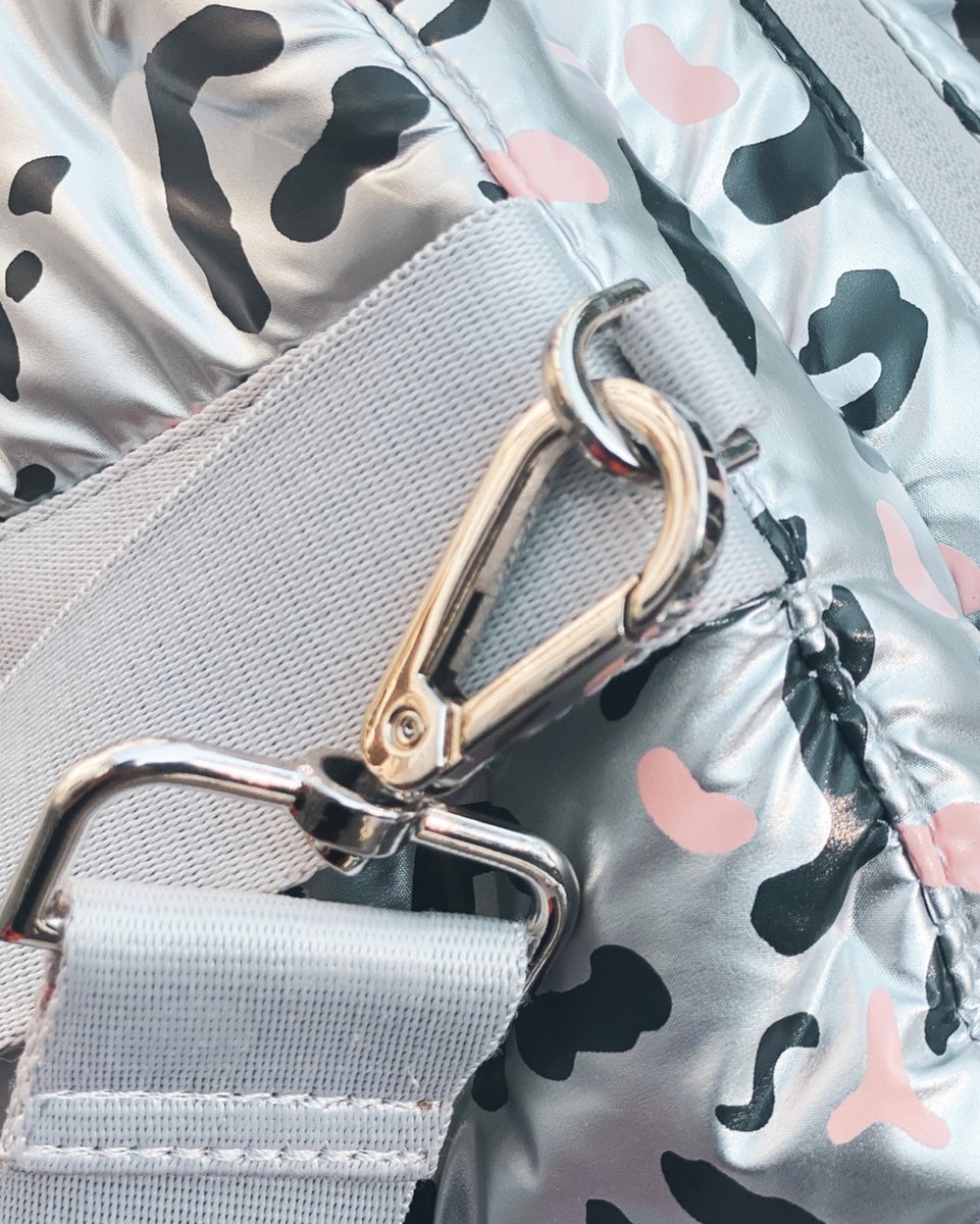 go_dashdot's tweet image. It&apos;s all about the details ✅

Each tote comes with an additional, adjustable strap to use for the snap out pouch or the tote. #functionalfashion #godashdot