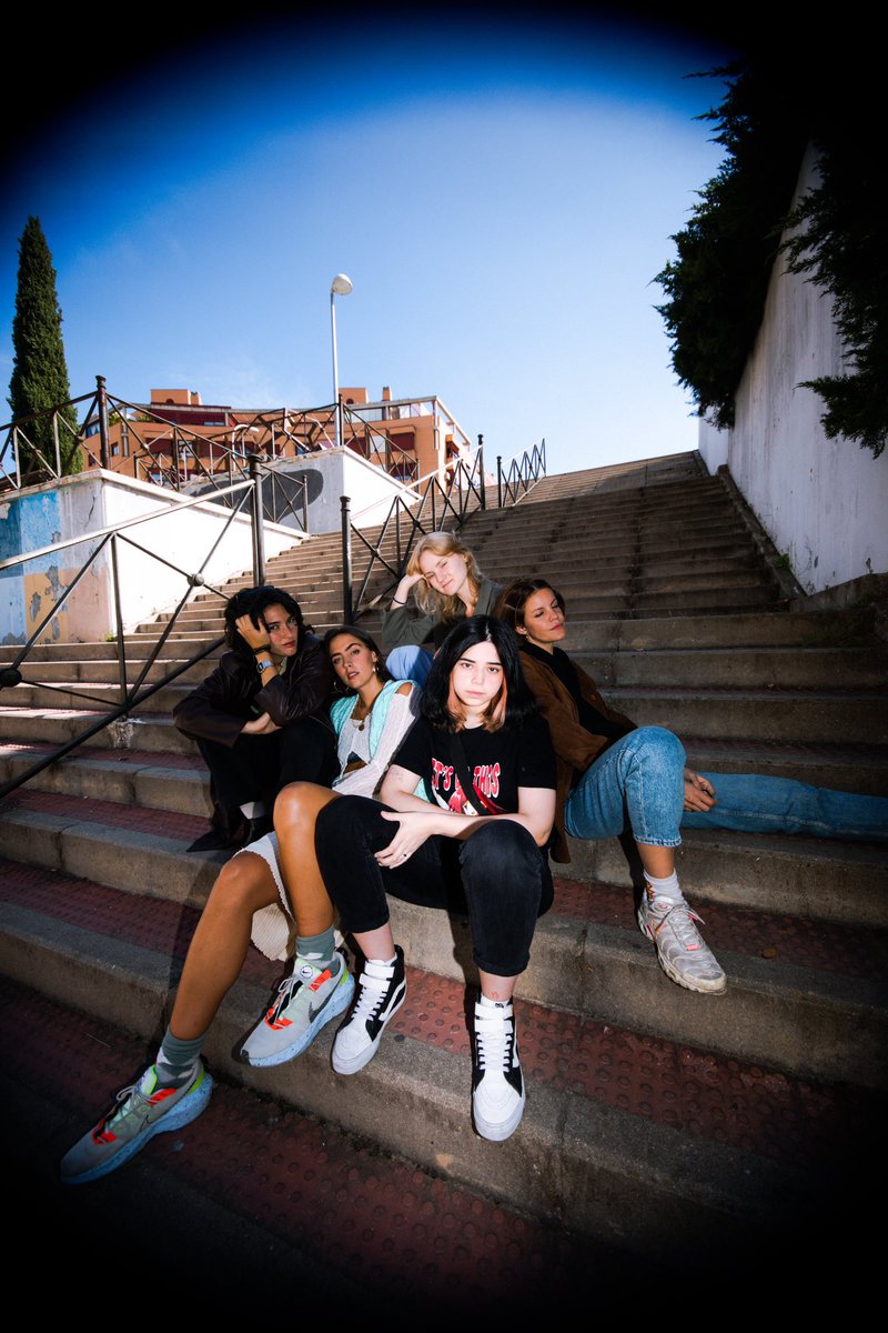 Listxs o no, este sábado 3 de diciembre se estrena la nueva canción de <a href="/xbrattyb/">bratty</a>  ft. <a href="/hindsband/">hind𝓼 ☻</a> ☻ ¿Estamos emocionadxs? ¡No, lo que le sigue! 🔥 ✨