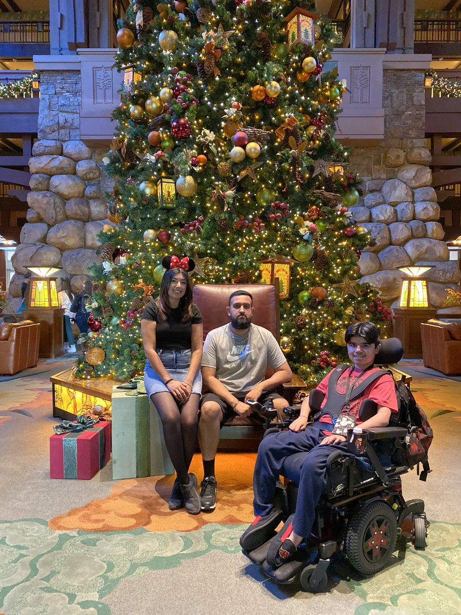 Awwstin_'s tweet photo. Holiday season kick off at the happiest place on earth 😇 https://t.co/wee95Z6zJh