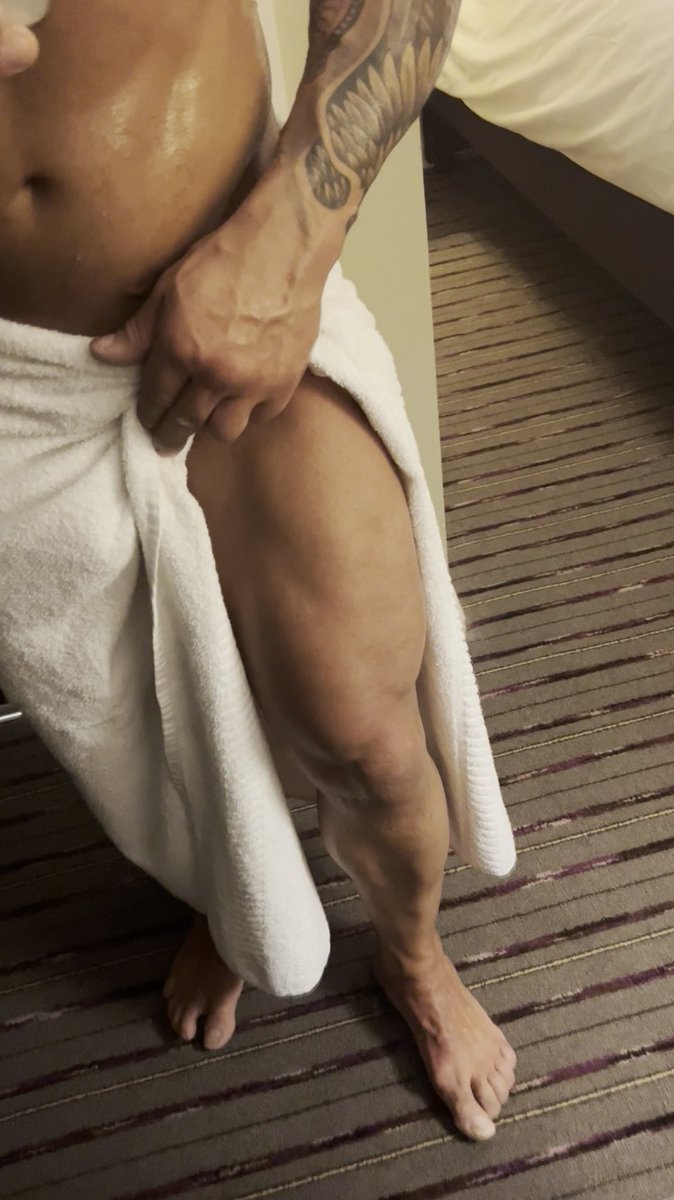 maybebihunk's tweet photo. Quads are coming along nicely 🦵🏽

#bodybuilder #hunk #ripped #shredded #bear #jock #physique #hotmen #aestheticphysique #pecs #biceps #forearms #obliques https://t.co/kse3eclXnm
