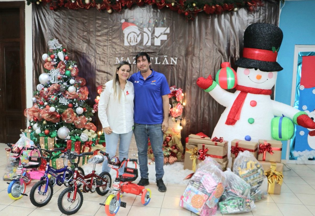 A unas horas de haber arrancado la campaña "Un Juguete por Sonrisas, DIFundamos alegría", en oficina central de DIF Mazatlán se inició la recepción de obsequios. 
El primero en traer su donativo fue El Tiro Refacciones, quien se suma de corazón a esta noble causa.