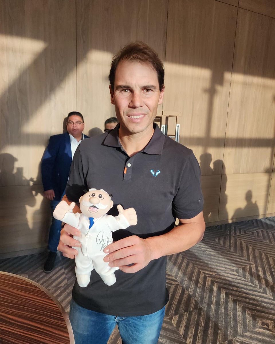 drsimioficial's tweet photo. Feliz de conocer al gran @RafaelNadal. https://t.co/dvsYmlvvUy