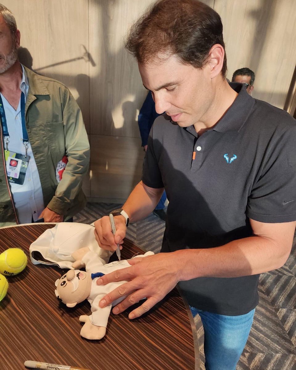 drsimioficial's tweet photo. Feliz de conocer al gran @RafaelNadal. https://t.co/dvsYmlvvUy