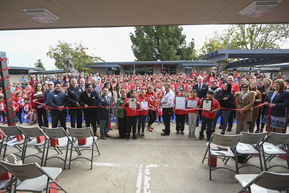 OrangeUnifiedCA's tweet photo. 🎉CONGRATULATIONS to California iInspire Academy for receiving its 3rd consecutive recognition as an Apple Distinguished School! 

Today, students and staff celebrated this prestigious honor with special guests from Apple and the community. Read more at  https://t.co/fargdCl0Rj https://t.co/RyZZuj6N9E