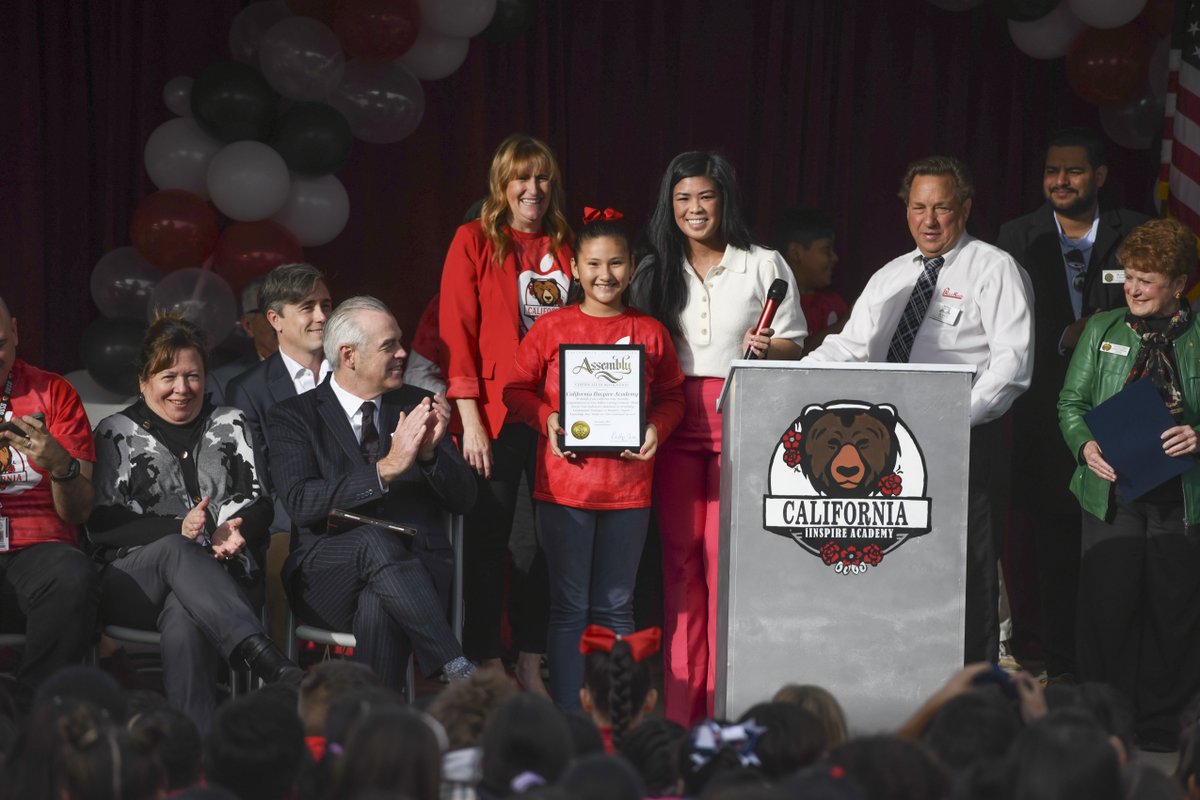 OrangeUnifiedCA's tweet photo. 🎉¡FELICITACIONES a California iInspire Academy por recibir su tercer reconocimiento consecutivo como Escuela Distinguida de Apple!

Hoy, la escuela celebraron este prestigioso honor con invitados especiales de Apple y la comunidad. Lea más en https://t.co/fargdCl0Rj https://t.co/BLC1RAyWiO