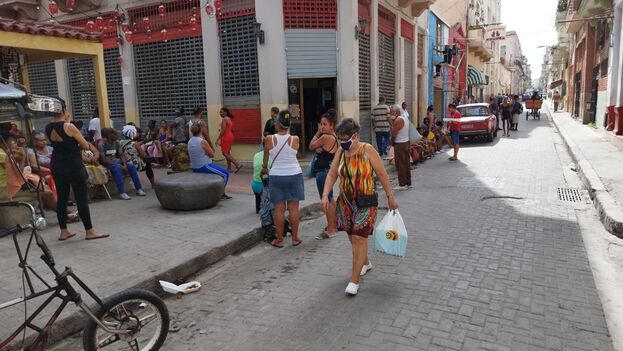 14ymedio's tweet photo. Aún #no_desmantelan la "lucha contra los #coleros", pese al anuncio oficial en La Habana👉Un recorrido por comercios de la capital demuestra que los efectivos de control continúan trabajando https://t.co/Str75fZU64 https://t.co/V7kdQbBUPh