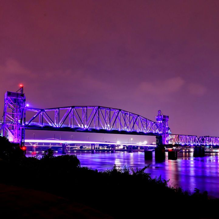 Tonight and tomorrow, enjoy beautiful 💜 purple bridges welcoming the #WomensVoices Summit hosted by the Clinton Presidential Center!

💬 Want to participate? Click here: clintonfoundation.org/womensvoices/

#WomensRights #exhibit #summit #Clinton #Arkansas #LittleRock #bridges #rivermarket