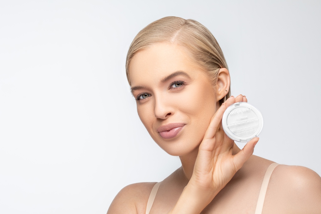 wetnwildbeauty's tweet photo. Get natural, barefaced #flawlessness with #BareFocus Clarifying Finishing Powder π Formulated with Tea Tree Oil, Chamomile, & Eucalyptus π±β
β
Get it @walmart @amazon @target @ultabeauty @walgreens @riteaid @cvspharmacy and shop our #Amazon store at #LinkInBio #wetnwildbeauty https://t.co/dLhTII8jwD
