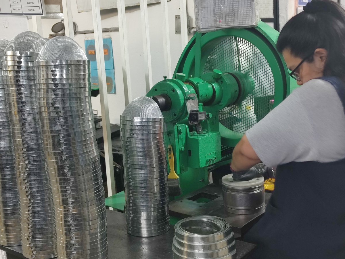 COMCE_Sur's tweet image. Ésta tarde, la  directora  @JosefinaLombard  visitó a nuestros clientes  #AMSE SA, empresa familiar con más de 70 años  de  producción de utensilios elaborados a base de metal, abasteciendo al mercado nacional. Analizamos el potencial exportador y nuevos mercados. @ComceOficial